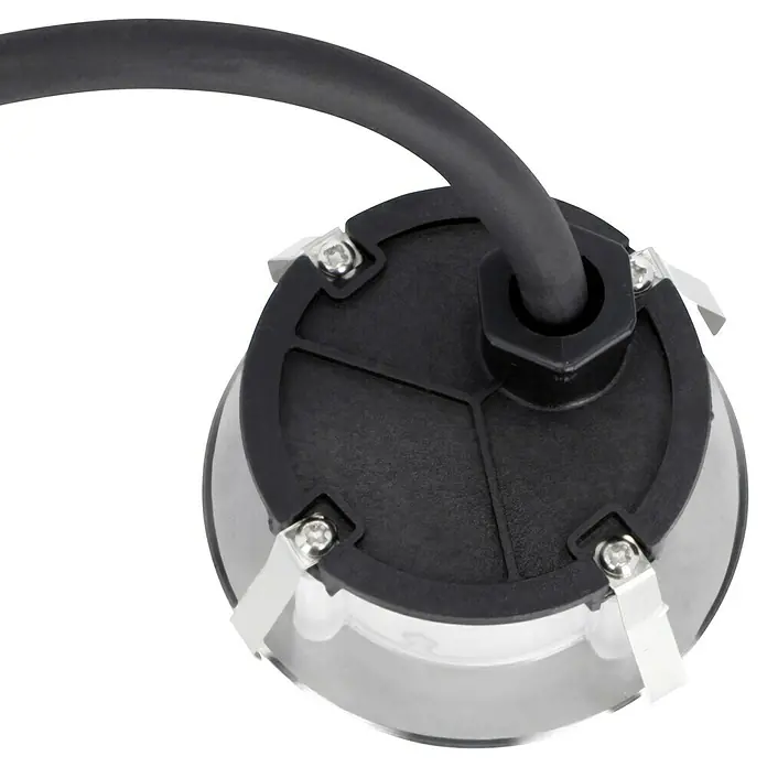 Paulmann Plug & Shine LED-Gartenspot Floor Eco - 1,3 W, Durchmesser: 7 cm, 24 V, IP65, Silber - Nahaufnahme einer runden Bodeneinbauleuchte mit schwarzem Kabel und silbernen Halterungen auf schwarzem Hintergrund.