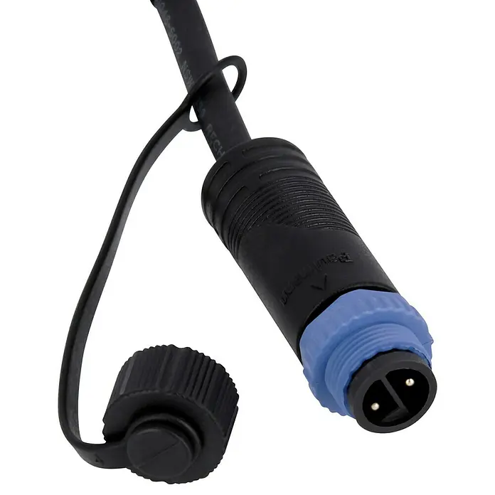 Paulmann Plug & Shine LED-Gartenspot Plantini - 2 W, Erdspieß, Höhe: 22,3 cm, 24 V - Nahaufnahme eines schwarzen, wasserdichten Stromsteckers mit blauer Dichtung und schwarzer Schutzkappe an einem Kabel.
