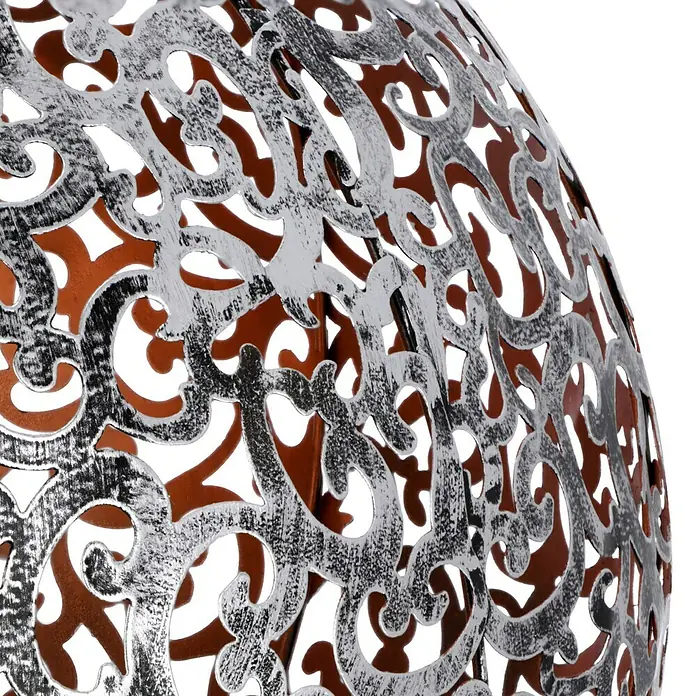 BAUHAUS Solar-Dekoleuchte Antik - LED, Silber, Ø x H: 40 x 50 cm - Nahaufnahme einer silberfarbenen Metallkugel mit filigranen Ausschnitten, die ein dekoratives Muster erzeugen.
