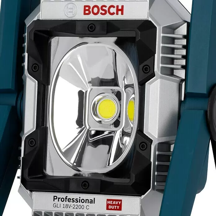 Bosch Professional AMPShare 18V Proyector LED de batería GLI 18V-2200 C - Sin batería, 2.200 lm - Primer plano de una luz de trabajo LED Bosch GLI 18V-2200 C Professional plateada y azul, mostrando su lámpara principal brillante.
