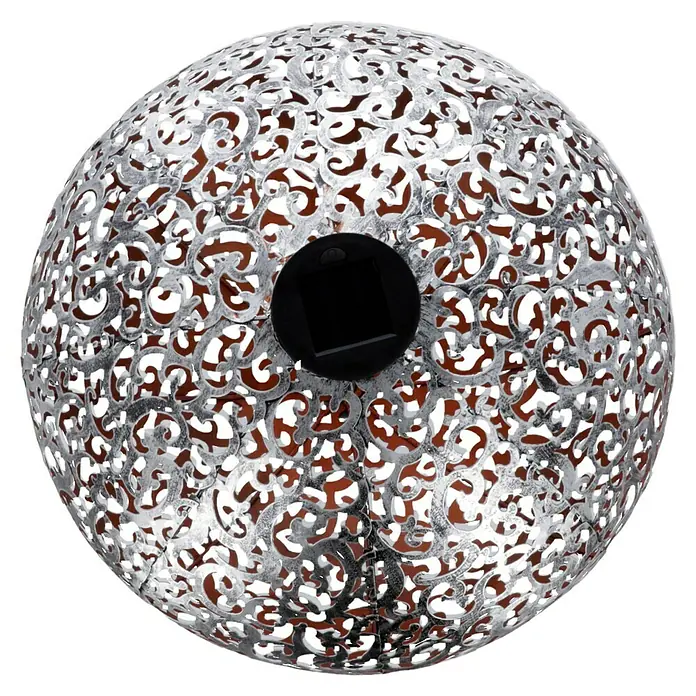 BAUHAUS Solar-Dekoleuchte Antik - LED, Silber, Ø x H: 40 x 50 cm - Nahaufnahme einer silbernen Solarleuchte in Kugelform mit filigranem Muster und schwarzem Solarmodul.