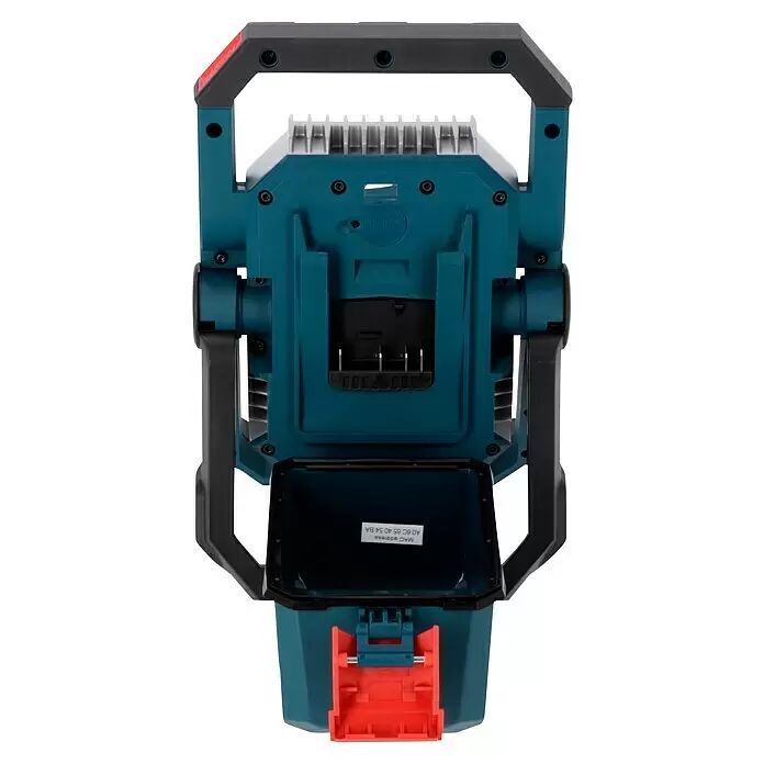 Bosch Professional AMPShare 18V Proyector LED de batería GLI 18V-2200 C - Sin batería, 2.200 lm - Vista trasera de una luz de trabajo inalámbrica azul y negra, que muestra el compartimento de la batería, la ranura CR2032 y la etiqueta MAC.