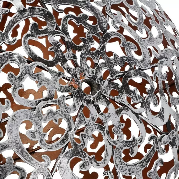 BAUHAUS Solar-Dekoleuchte Antik - LED, Silber, Ø x H: 40 x 50 cm - Verzierte silberne Metallkugel mit durchbrochenen Filigranmustern und dunklen, rostigen Akzenten.