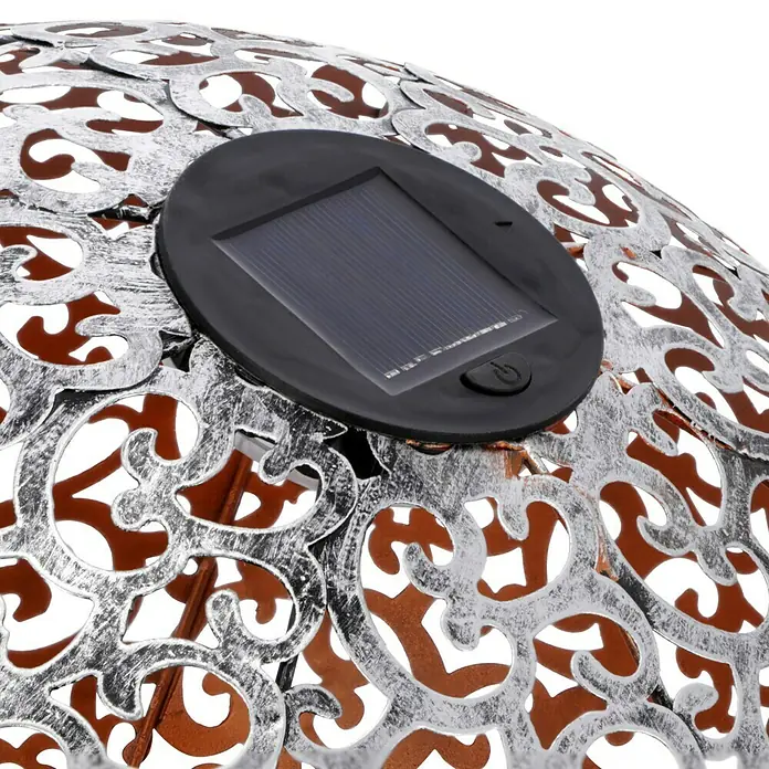 BAUHAUS Solar-Dekoleuchte Antik - LED, Silber, Ø x H: 40 x 50 cm - Nahaufnahme einer Solarleuchte mit filigranem Muster und Solarpanel, ideal für den Garten. Die Leuchte ist wetterfest und sorgt für stimmungsvolles Licht.