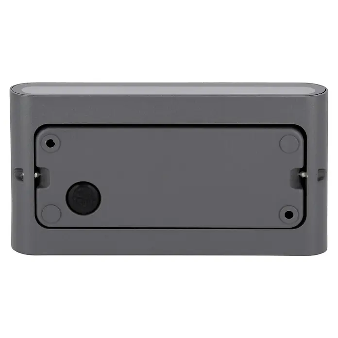 Trio Leuchten LED-Außenwandleuchte Thames II - 9 W, 9 x 17,5 x 3 cm, Anthrazit, IP54 - Nahaufnahme einer grauen elektronischen Box mit einem schwarzen Knopf und Schraubenlöchern, die Details und Design des Geräts hervorhebt.
