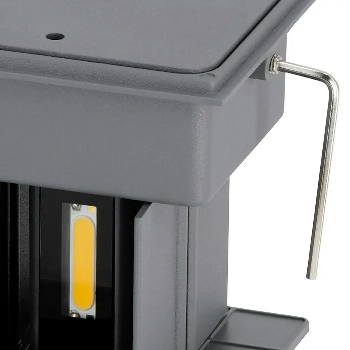 Starlux LED-Sensor-Außenwandleuchte Umea - 10 W, L x B x H: 10 x 10 x 10 cm, Anthrazit, Warmweiß - Nahaufnahme einer grauen Außenleuchte mit LED-Licht und Inbusschlüssel, die Details und Design des Produkts hervorhebt.