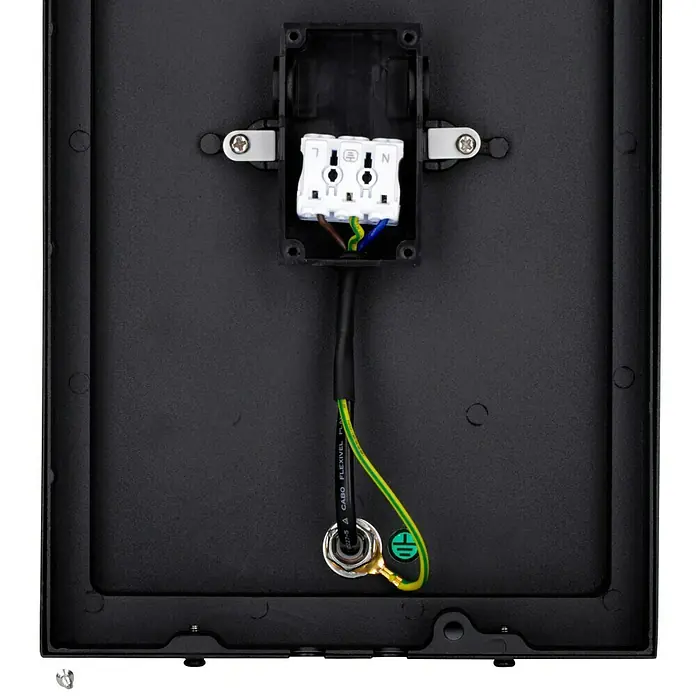 Konstsmide Außenwandleuchte Carpi - 60 W, 13,5 x 18 x 30 cm, Schwarz, IP44 - Detailaufnahme eines elektrischen Anschlusses mit Klemmenblock, Erdungskabel und Beschriftungen für eine sichere Installation.