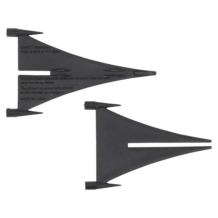 BAUHAUS Solarleuchten-Set Neue Generation - 0,1 W, Schwarz, IP44, 3 lm - Nahaufnahme von zwei schwarzen Erdspießen mit Warnhinweisen zur sicheren Verwendung.