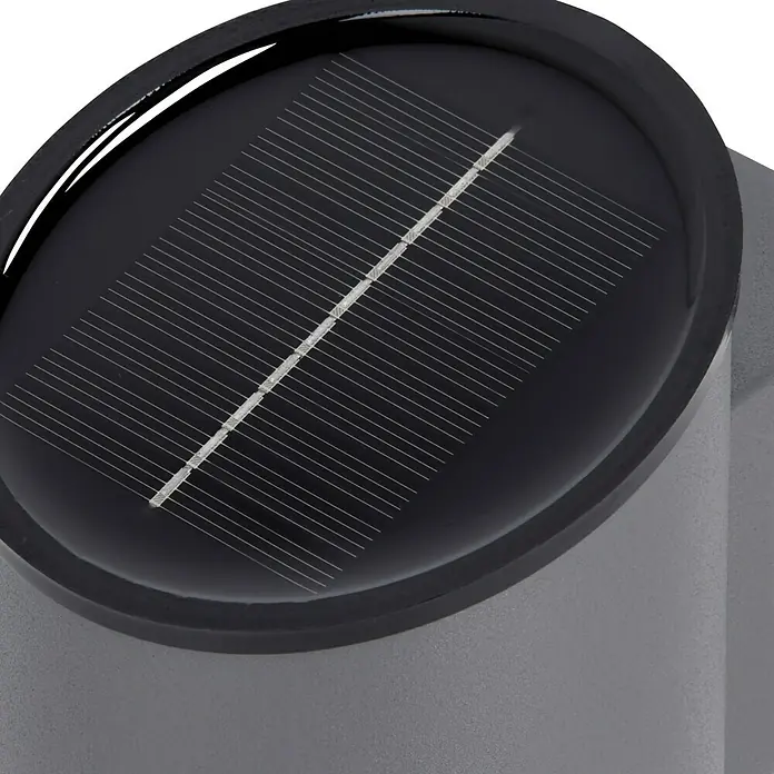 BAUHAUS LED-Solar-AußenwandleuchteAnthrazit, 12 x 9 x 12,5 cm - Detailaufnahme eines Solarpanels mit feinen Linien und einer reflektierenden Oberfläche, eingebettet in ein modernes Gehäuse.