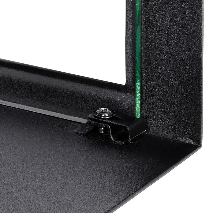 Konstsmide Außenwandleuchte Carpi - 60 W, 13,5 x 18 x 30 cm, Schwarz, IP44 - Detailansicht eines schwarzen Metallrahmens mit Schraube und einer grünen Glasscheibe. Fokus auf Verarbeitung und Design des Produkts.