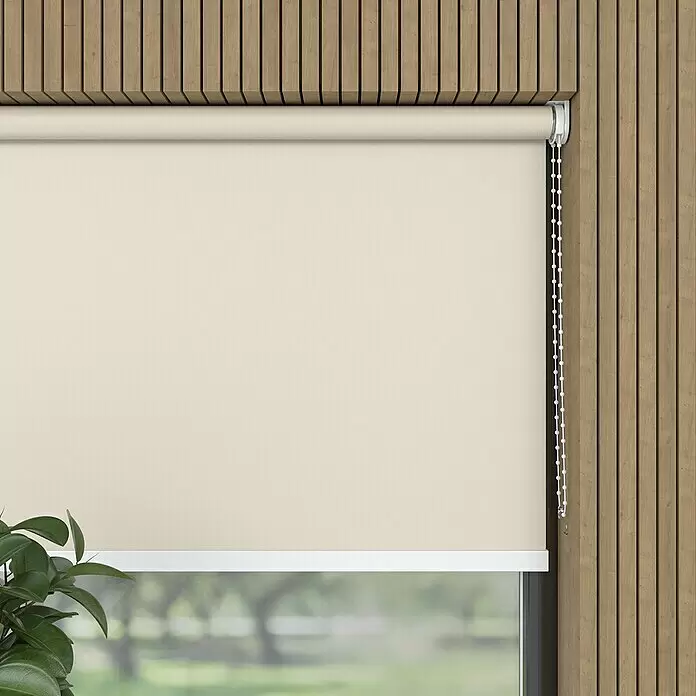 Expo Ambiente Verdunkelungsrollo Mila - B x H: 60 x 190 cm, Beige - Cremefarbener, texturierter Rolljalousie teilweise vor einem Fenster heruntergelassen, an einer Holzlamellenwand montiert.
