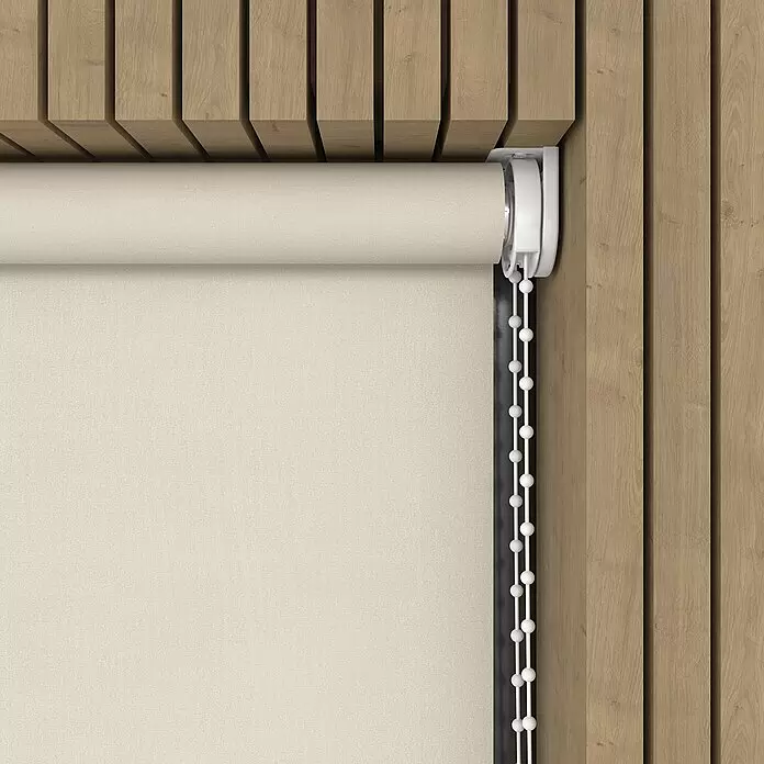 Expo Ambiente Verdunkelungsrollo Mila - B x H: 60 x 190 cm, Beige - Beige Rolljalousie mit weißer Bedienkette, in Holzlamellenwand montiert.