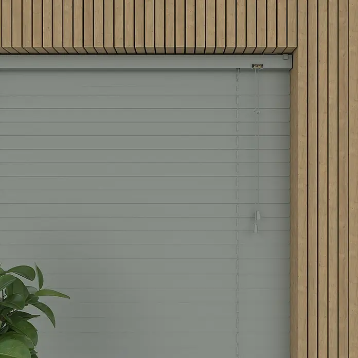 Jalousie Matt - B x H: 210 x 180 cm, Grau, Aluminium - Graue Jalousien bedecken ein Fenster mit Holzrahmen und verleihen dem Raum eine moderne Ästhetik, während sie gleichzeitig Privatsphäre und Lichtschutz bieten.