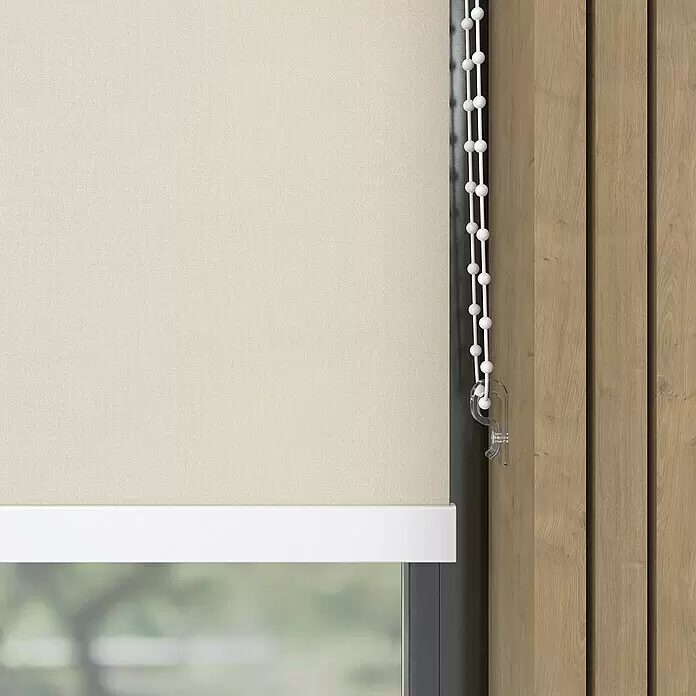 Expo Ambiente Verdunkelungsrollo Mila - B x H: 60 x 190 cm, Beige - Beigefarbenes Rollo mit weißer Abschlussleiste und Perlenzug, teilweise vor einem Fenster heruntergelassen.