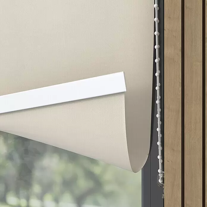 Expo Ambiente Verdunkelungsrollo Mila - B x H: 60 x 190 cm, Beige - Beiger Rollostoff teilweise vor einem Fenster abgerollt, mit Textur und weißer Bedienschnur.