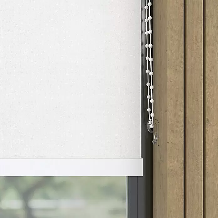 Expo Ambiente Verdunkelungsrollo Mila - B x H: 90 x 190 cm, Weiß - Weißes Rollo mit weißer Perlenkette und transparentem Spanner, am Fenster montiert.
