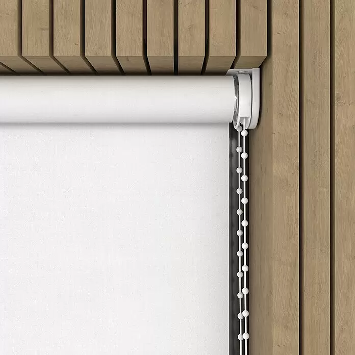 Expo Ambiente Verdunkelungsrollo Mila - B x H: 90 x 190 cm, Weiß - Weißes Rollo, teilweise abgerollt, mit Bedienkette rechts, in einem Holzlamellenrahmen installiert.