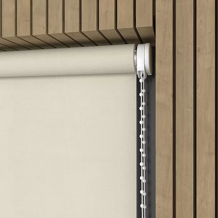 Expo Ambiente Verdunkelungsrollo Mila - B x H: 60 x 190 cm, Beige - Cremefarbenes Rollo mit sichtbarer Bedienkette, installiert zwischen hellen Holzlamellen.