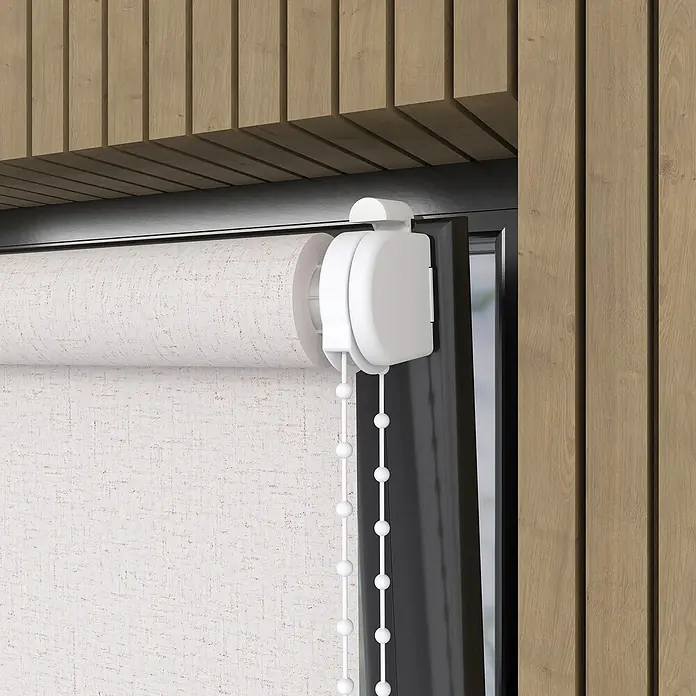Rollo Leinen - B x H: 90 x 275 cm, Leinen, Sonstige - Nahaufnahme einer weißen Rollmarkise mit Kettenzug vor einem Fenster.