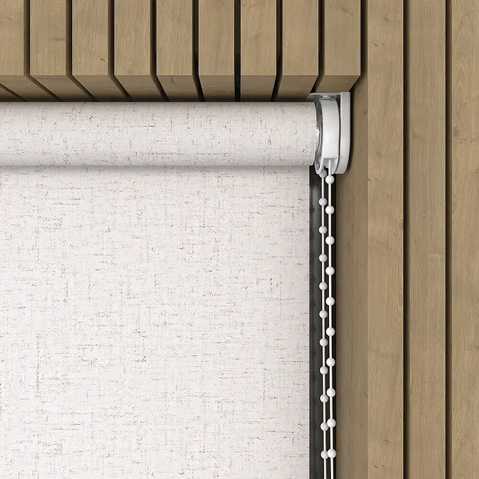 Rollo Leinen - B x H: 140 x 190 cm, Leinen, Sonstige - Nahaufnahme einer Rollgardine mit Kettenzug vor einer Holzwand. Die beigefarbene Textur der Gardine harmoniert mit dem Holz.