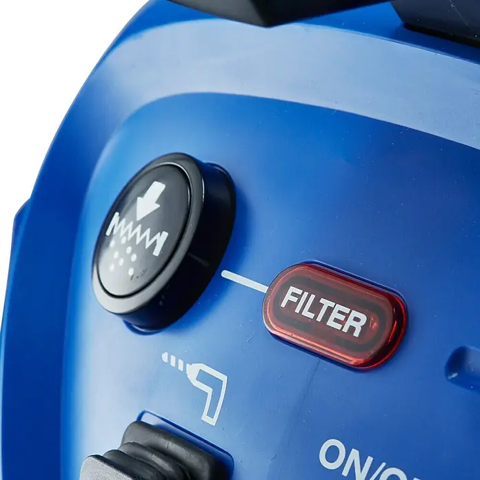 Nilfisk Elektro-Nass- & Trockensauger Multi II 30 T EU - 1.400 W, Behältervolumen: 30 l, Halbautomatisch - Nahaufnahme der blauen Farbspritzpistole mit Details wie Sprühmoduseinstellung und Filteranzeige für präzises Lackieren.