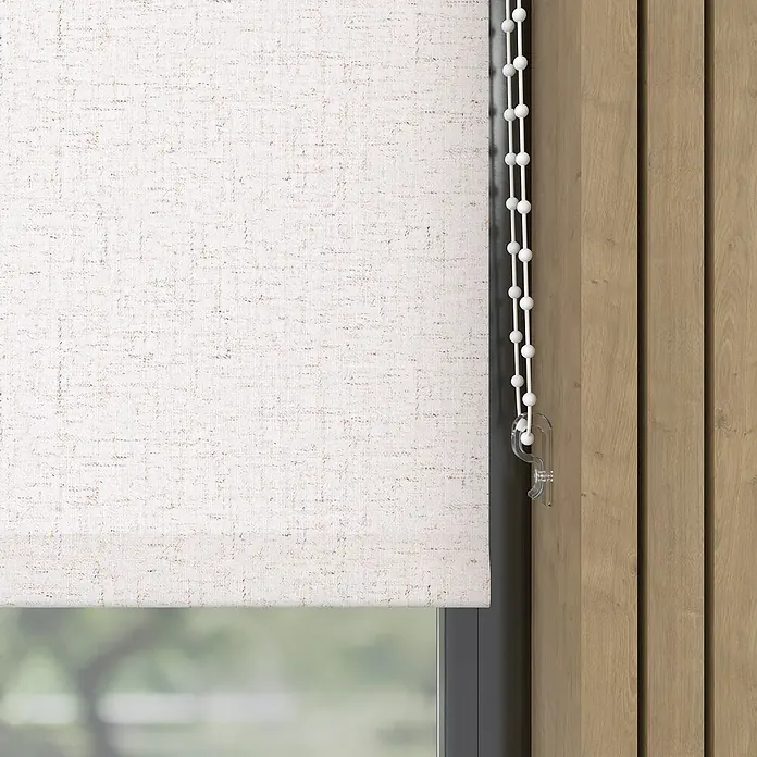 Rollo Leinen - B x H: 140 x 190 cm, Leinen, Sonstige - Nahaufnahme einer modernen weißen Rollo mit Kettenzug vor einem Fenster, ideal für stilvolle und funktionale Fensterdekoration.