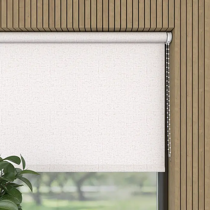 Rollo Leinen - B x H: 140 x 190 cm, Leinen, Sonstige - Diese Aufnahme zeigt eine weiße Rollo, die vor einem Fenster montiert ist, und eine Pflanze ist im Vordergrund zu sehen. Das Rollo ist komplett heruntergelassen.