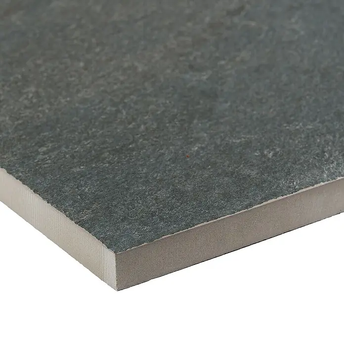 Terrassenfliese Manhattan 2.0 - 60 x 90 x 2 cm, Dunkelgrau, Matt - Nahaufnahme einer grauen Fliese mit subtiler Textur und matter Oberfläche. Die Fliese zeigt eine moderne, robuste Optik und eine gleichmäßige Farbgebung.