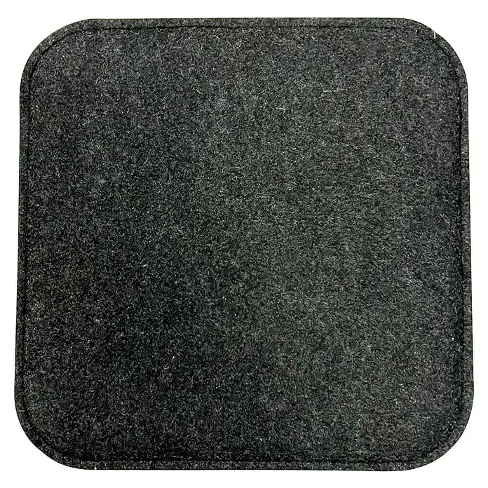 Sitzkissen Carl - Anthrazit, 35 x 35 cm, 100 % Polyester - Nahaufnahme einer quadratischen, grauen Filzunterlage mit abgerundeten Ecken und feiner Naht entlang des Randes. Ideal als Schutz oder Deko.