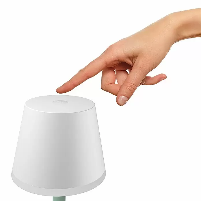 Philips Hue Akku-Tischleuchte Go Portable - 6,2 W, L x B x H: 21,9 x 20,9 x 38,8 cm, Mehrfarbig, Weiß - Hand drückt auf die Oberseite eines weißen, konischen Smart-Geräts, dezent mit 'hue' geprägt.