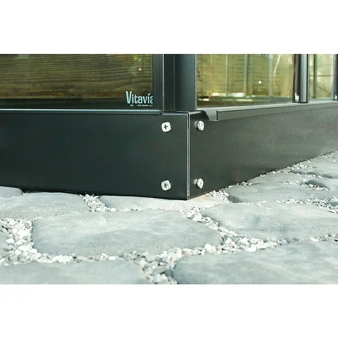 Vitavia Gewächshaus-Fundament - 302,4 x 192,2 x 12,5 cm, Passend für: Vitavia Gewächshaus Calypso 5800, Schwarz - Detailansicht eines Vitavia Gewächshauses mit Fokus auf die robuste, schwarz lackierte Basis und die soliden Schraubverbindungen.
