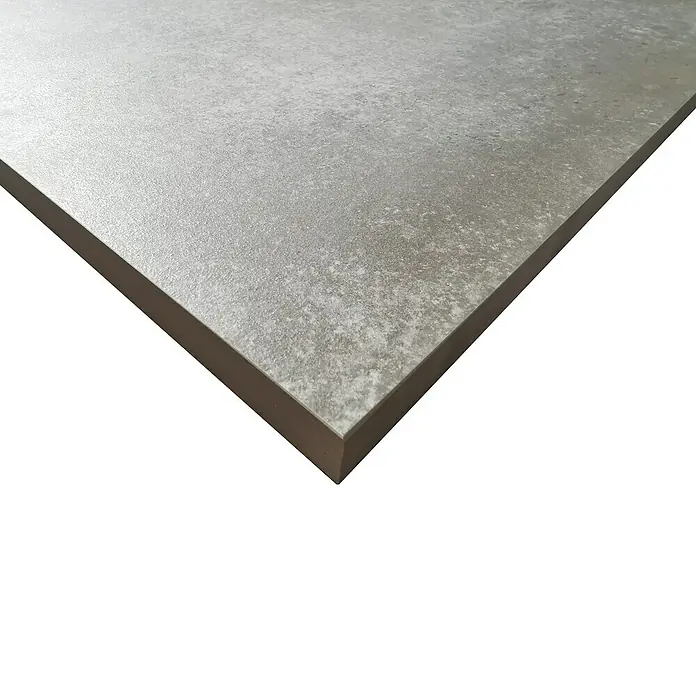 Terrassenfliese Rusty 2.0 - 60 x 60 x 2 cm, Grau, Matt - Nahaufnahme einer grauen, quadratischen Keramikfliese mit subtiler Textur, ideal für moderne Innenräume.