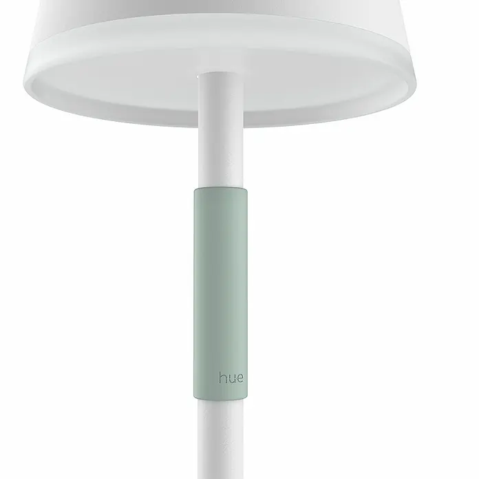 Philips Hue Akku-Tischleuchte Go Portable - 6,2 W, L x B x H: 21,9 x 20,9 x 38,8 cm, Mehrfarbig, Weiß - Nahaufnahme einer Philips Hue Stehleuchte, die ein sanftes, indirektes Licht spendet und mit einem pastellfarbenen Detail versehen ist.