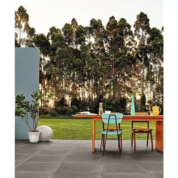 Terrassenfliese Manhattan 2.0 - 60 x 60 x 2 cm, Grau, Matt - Dunkelgraue, texturierte Outdoor-Terrassenfliesen, eine robuste Oberfläche für Holztisch, Stühle und Topfpflanzen.