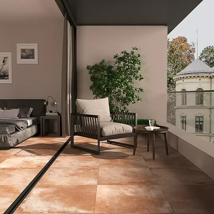 Terrassenfliese Neapel 2.0 - 60 x 60 x 2 cm, Cotto, Matt - Terrakottafarbene, rustikale Bodenfliesen auf einem Außenbalkon, der mit einem Schlafzimmer verbunden ist.