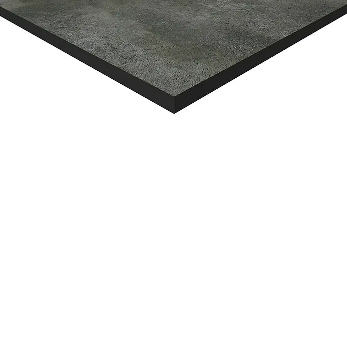 Terrassenfliese Neapel 2.0 - 60 x 60 x 2 cm, Graphit, Matt - Nahaufnahme einer stilvollen, dunklen Betonplatte mit einer markanten, schwarzen Kante auf einem hellen Hintergrund.