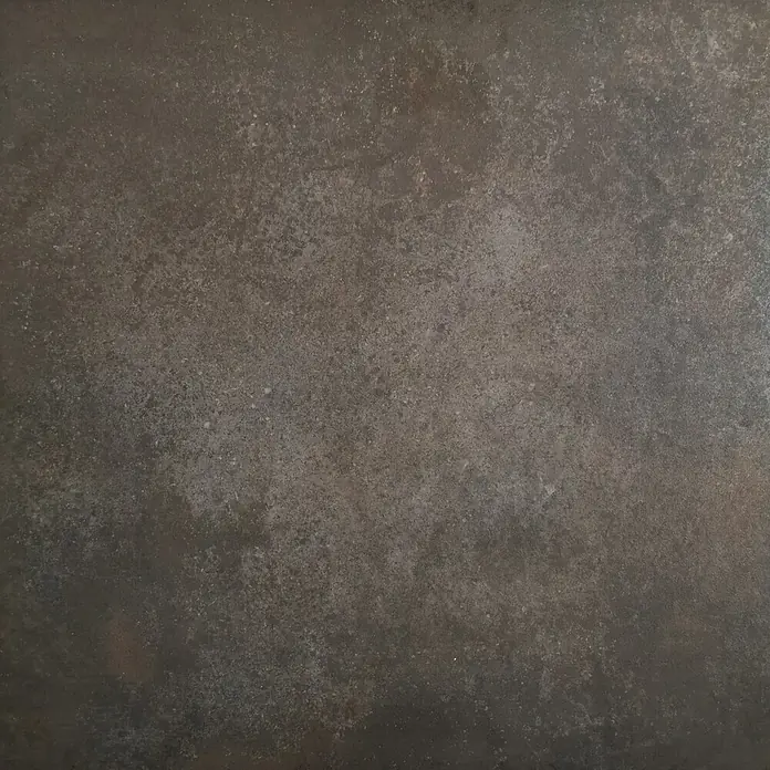 Terrassenfliese Rusty 2.0 - 60 x 60 x 2 cm, Anthrazit, Matt - Abstraktes Bild einer dunklen, strukturierten Oberfläche, die an Metall oder Stein erinnert. Ideal für Hintergründe oder Texturen.