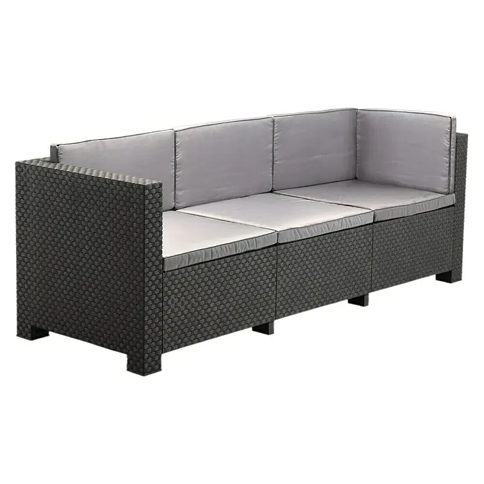 Shaf Conjunto de muebles Oasis - 3 pzs., Polipropileno, Grafito - Un sofá de ratán gris de tres plazas para exteriores con cojines gris claro. Es un complemento elegante y cómodo para cualquier jardín.