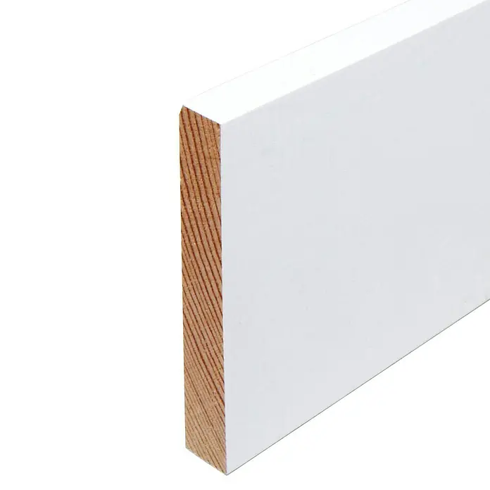 Rechteckleiste240 x 1 x 6 cm, Kiefer, Lackiert - Nahaufnahme einer weißen Fußleiste aus Holz mit sichtbarer Maserung, ideal für Innenausbau und Bodenabschlüsse.