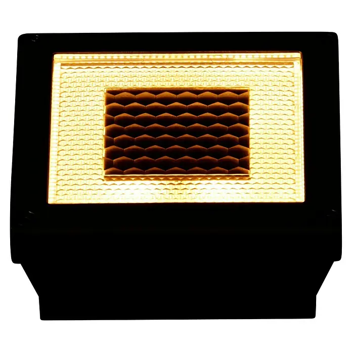 Paulmann Solarleuchte Cube0,24 W, Silber, L x B x H: 10 x 10 x 4,5 cm, IP67 - Nahaufnahme eines rechteckigen LED-Panels mit Wabenmuster, das warmes Licht ausstrahlt und ein modernes Designelement hervorhebt.