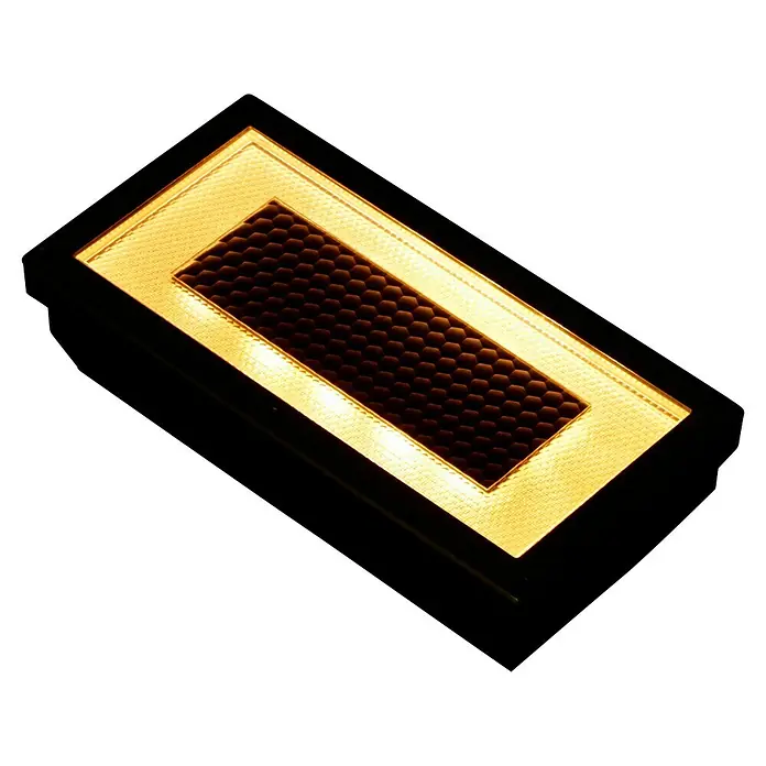 Paulmann Solarleuchte Box0,06 W, Silber, L x B x H: 20 x 10 x 5,1 cm, IP67 - Nahaufnahme einer rechteckigen LED-Deckenleuchte mit Wabenmuster-Diffusor, die ein warmes, gelbes Licht ausstrahlt.