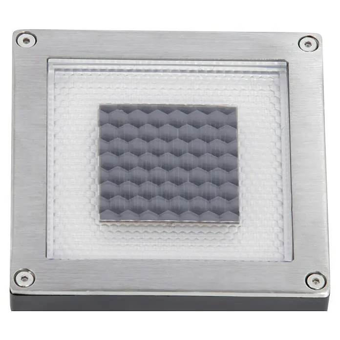 Paulmann Solarleuchte Cube0,24 W, Silber, L x B x H: 10 x 10 x 4,5 cm, IP67 - Nahaufnahme einer quadratischen LED-Bodenleuchte mit Wabenmuster und silberfarbenem Rahmen. Das robuste Design ist ideal für den Außenbereich.