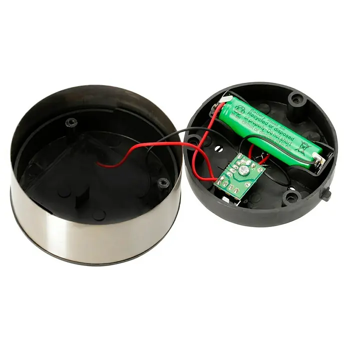 Starlux Solarleuchten-Set Big - Nickel, IP44, 3 lm - Innenansicht einer solarbetriebenen Gartenleuchte, die ihr Innenleben mit Batterie, Verkabelung und Elektronik zeigt.