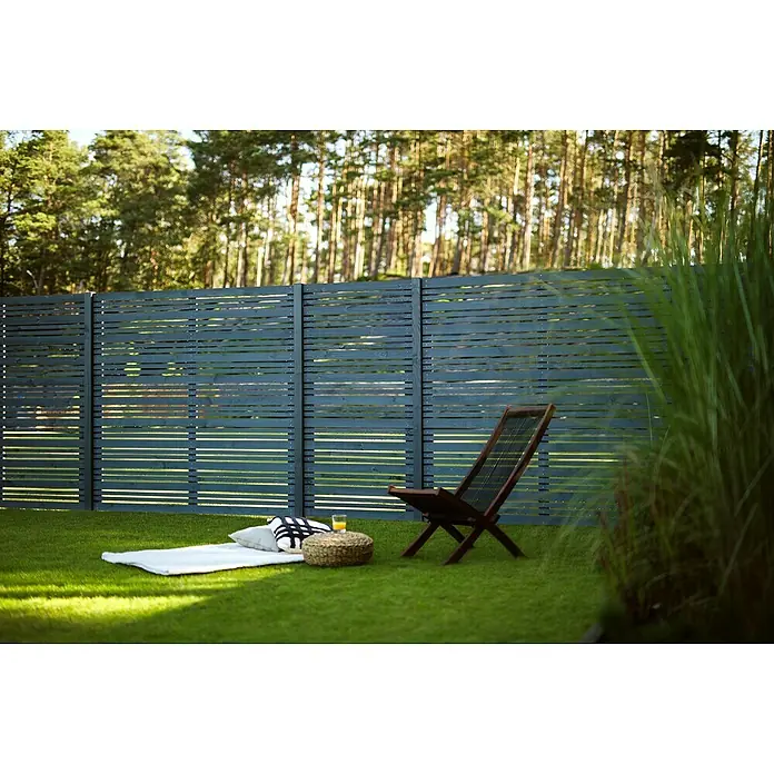 Sichtschutzelement Gotland - B x H: 179 x 179 cm - Einladender Außenbereich mit modernem Holzzaun, Liegestuhl und entspannter Atmosphäre, perfekt für ruhige Stunden im Garten.