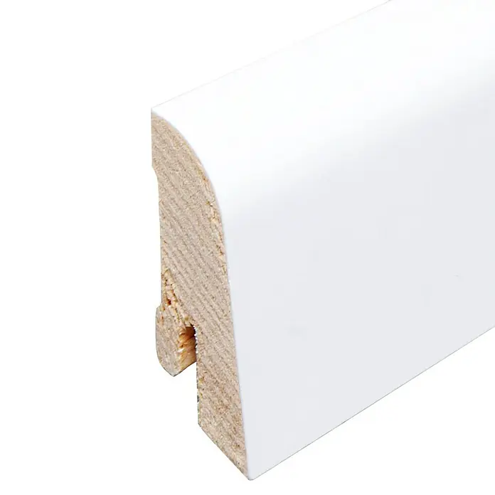 Sockelleiste240 x 2 x 4,5 cm, Fichte - Nahaufnahme einer weißen Sockelleiste aus Holz mit abgerundeten Kanten, ideal für jeden Raum.