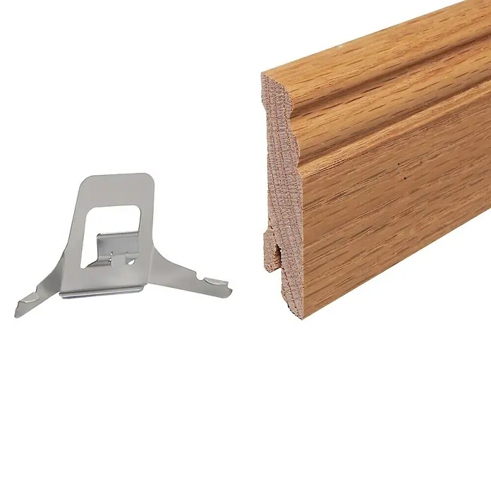 Sockelleiste - 242 x 1,8 x 7 cm, Eiche - Sockelleiste aus Holz mit Befestigungsclip. Die Leiste ist hellbraun und hat eine abgerundete Form. Der Clip ist aus Metall.