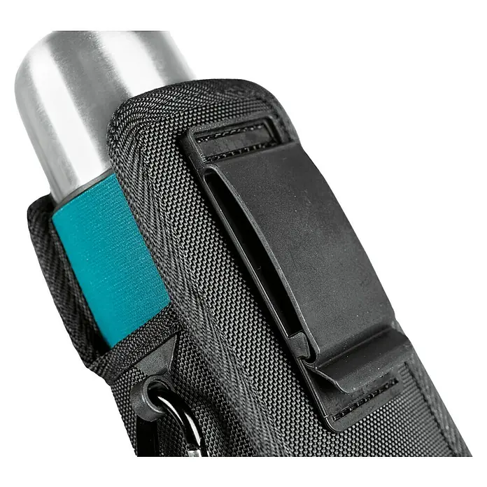 Makita Thermoflasche mit Gürteltasche E-15562 - L x B x H: 90 x 85 x 200 mm - Nahaufnahme einer schwarzen Stofftasche mit silberfarbener Thermosflasche und blauem Detail, befestigt mit einem schwarzen Clip.