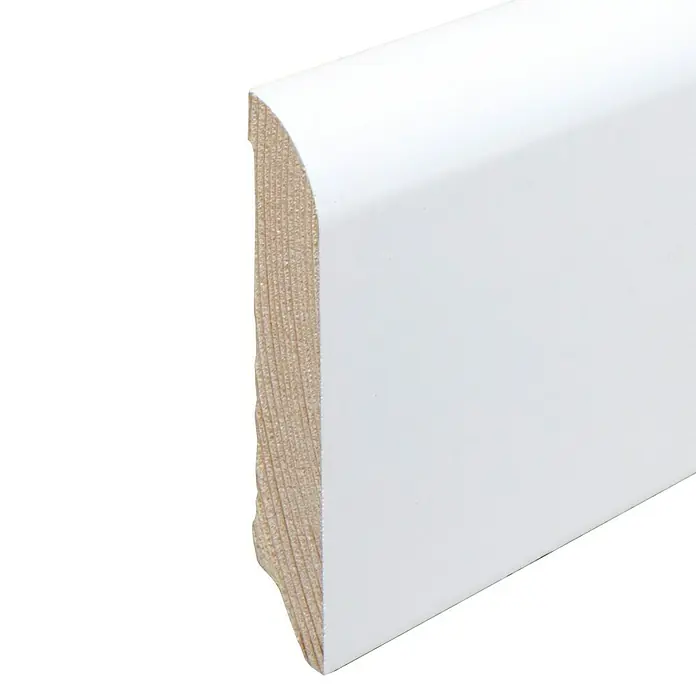 Sockelleiste - 240 x 1,3 x 6 cm, Kiefer - Detailansicht einer weißen Sockelleiste aus Holz mit abgerundeten Kanten, ideal für stilvolle Innenräume.