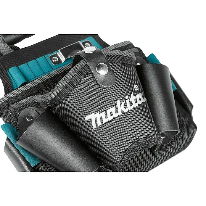 Makita Holster mit Handgriff E-15182 - 260 x 145 x 270 mm - Nahaufnahme einer Makita Werkzeugtasche mit verschiedenen Fächern und dem Makita-Logo. Die Tasche ist robust und für Handwerker konzipiert.