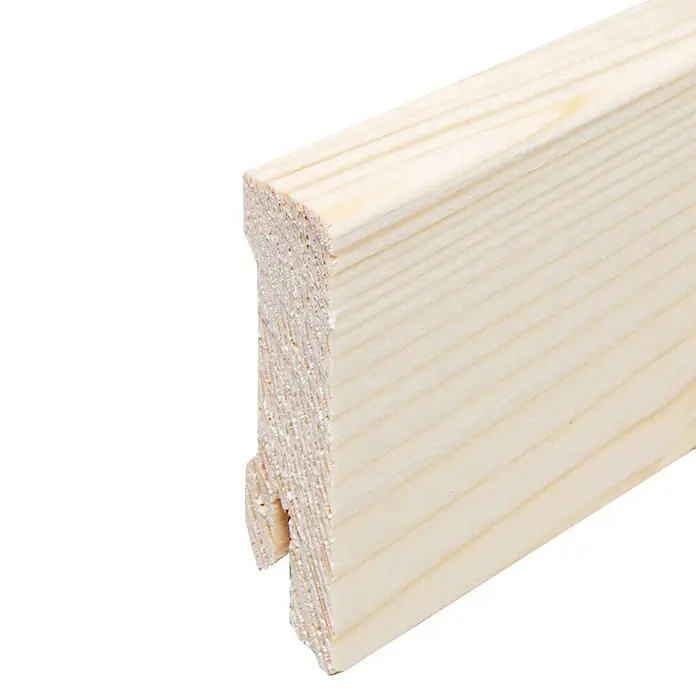 Sockelleiste - 240 x 1,6 x 5,8 cm, Fichte, Geölt - Detailaufnahme eines Profilholzbretts aus hellem Holz, das die feine Maserung und die spezielle Formgebung für Nut und Feder zeigt.
